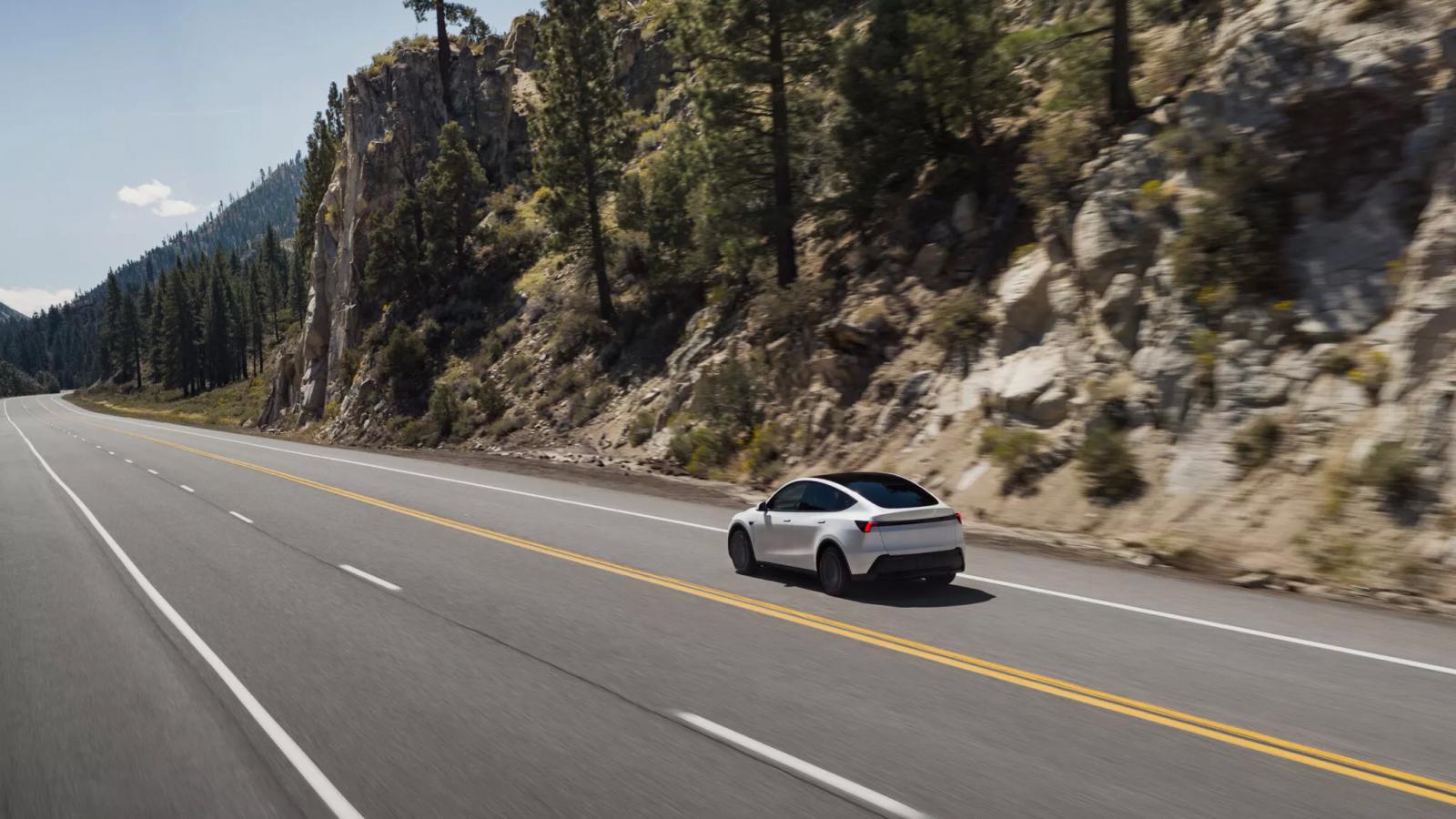 Tesla: Ντεμπούτο για τα βασικά Model Y και Model 3 Standard